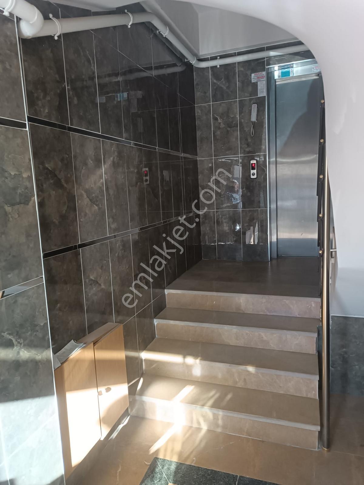 Kapalı Pazar Karşısında Teraslı Ve Balkonlu Kiralık 3+1 Daire - Görsel 4