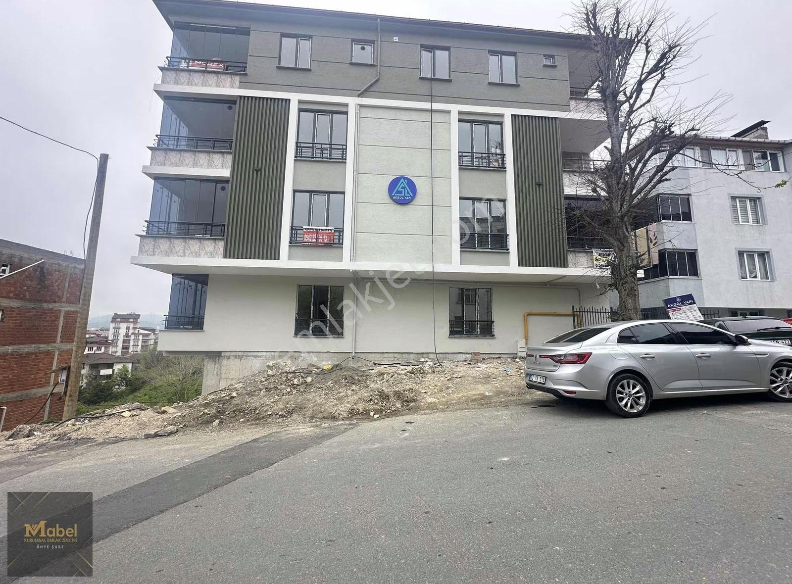 * Kapalı Mutfak Kombi Ve Cam Balkonutakılı Merkezi Konumda Daire