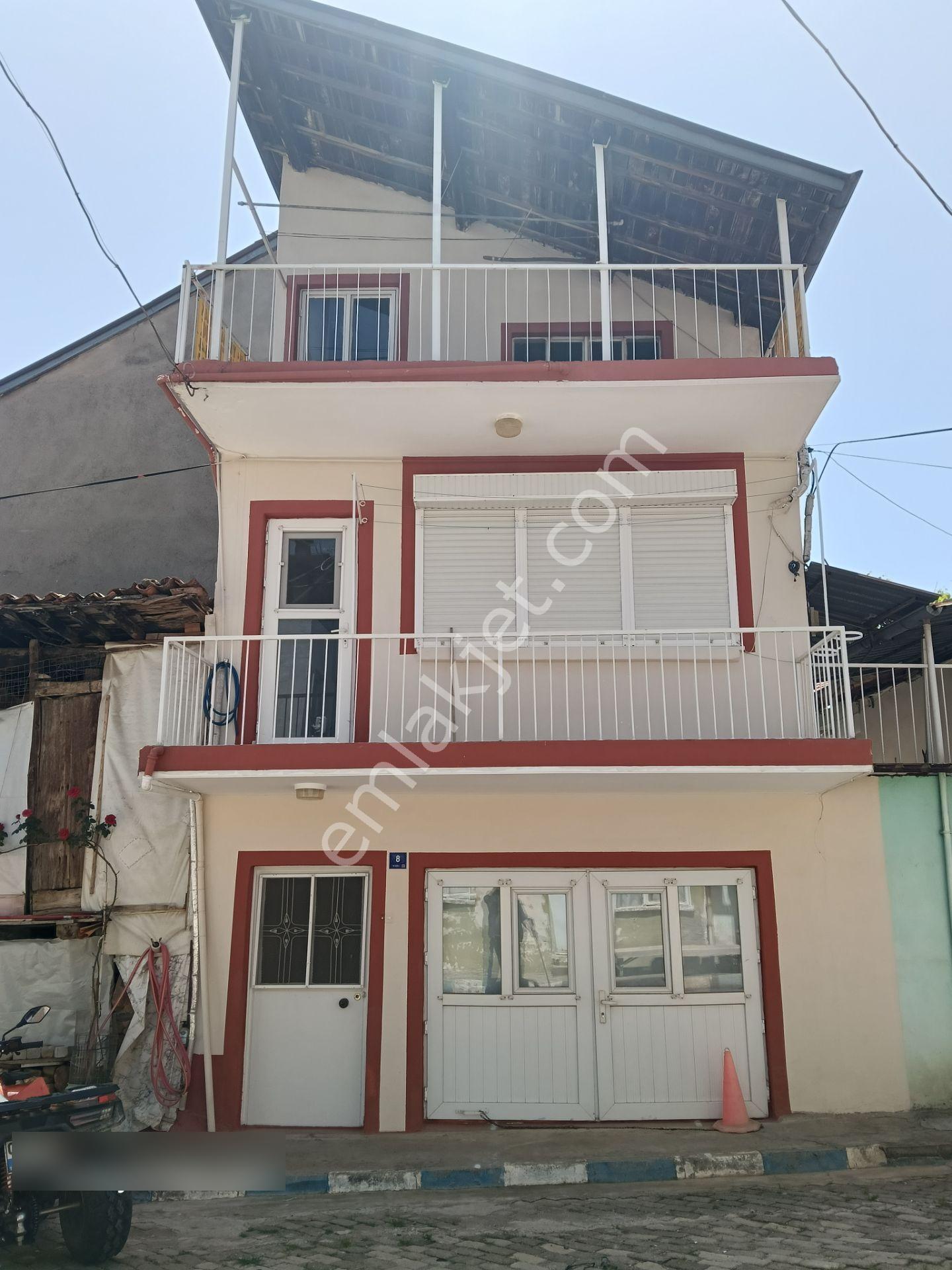 914 Ve 504 Karacasu Yaylalı Mahallesinde Satılı 3 Katlı Bina