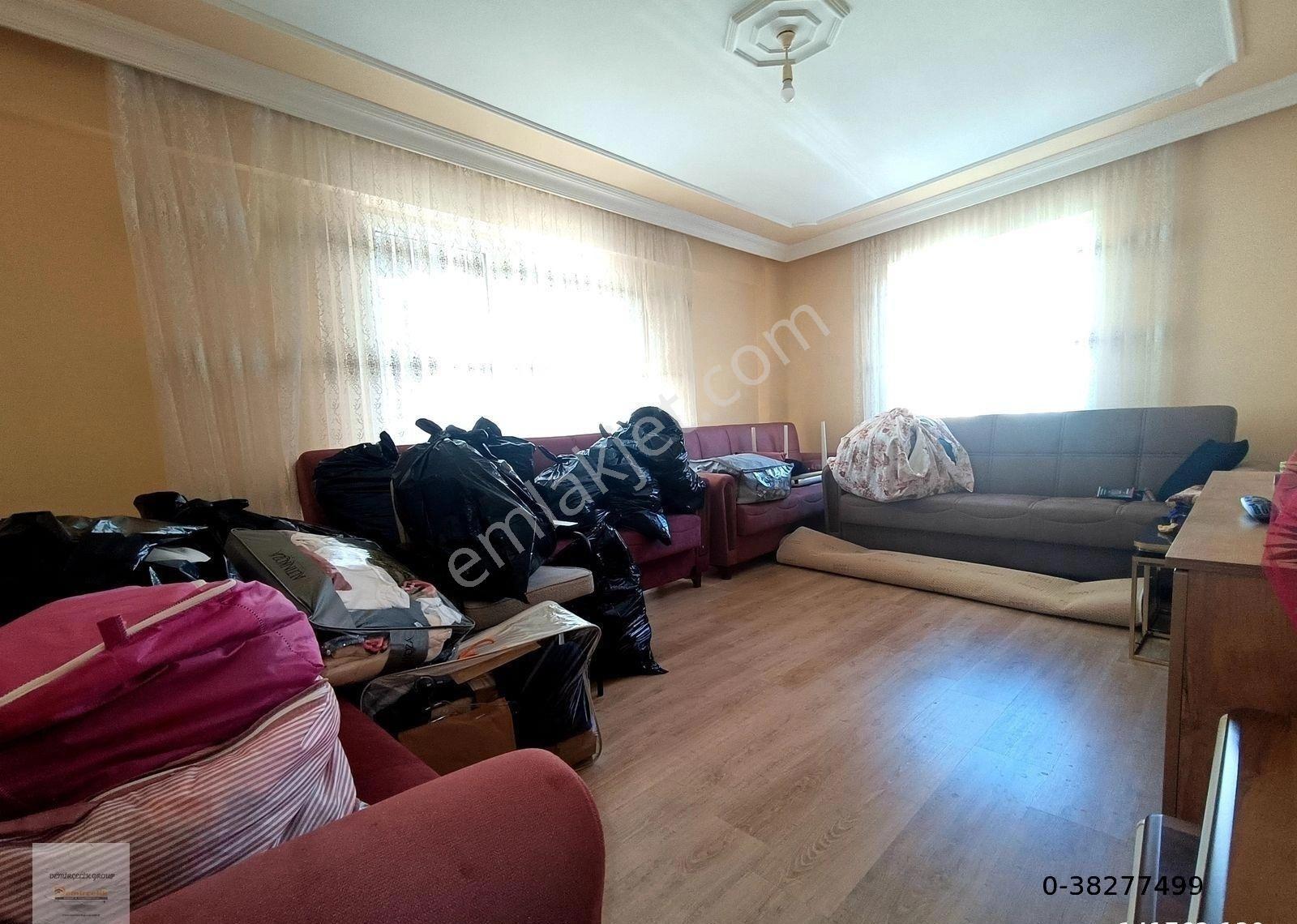 Çamlıca'da Çift Cepheli, Boyalı, Tramvaya Yakın Kiralık 2+1