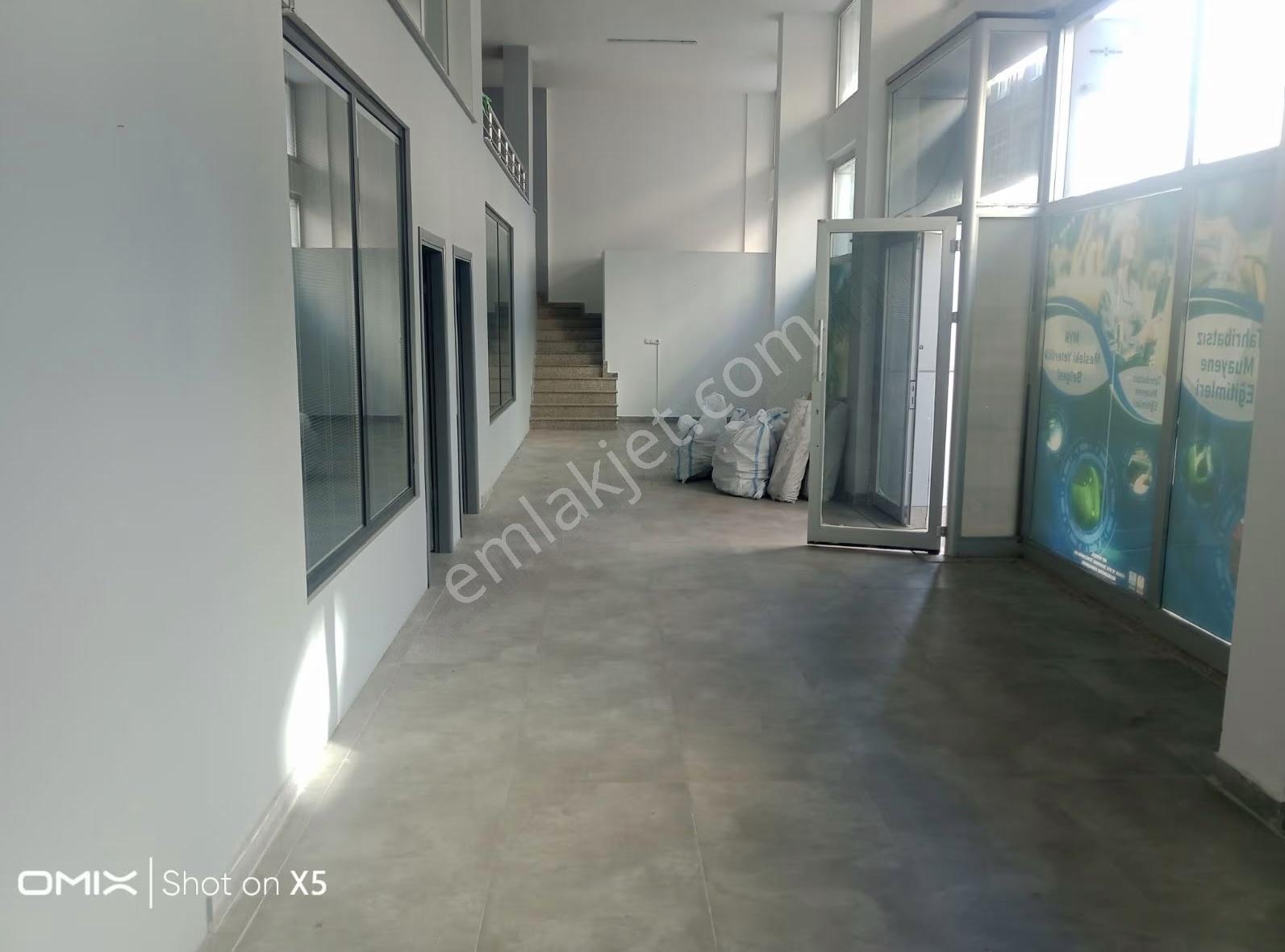 Pendik Çamçeşmede Kiralık Asma Katlı Kombili 200m2 Dükkan