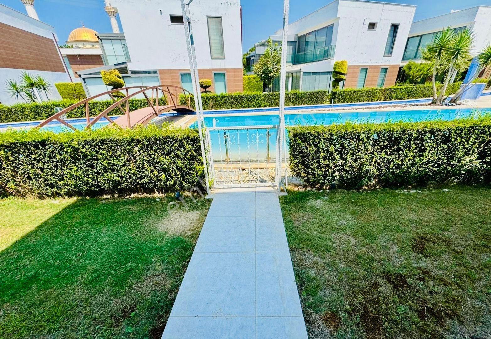 Kuşadası Karaova’da Havuzlu Sitede Tek Müstakil Bakımlı Villa - Görsel 19