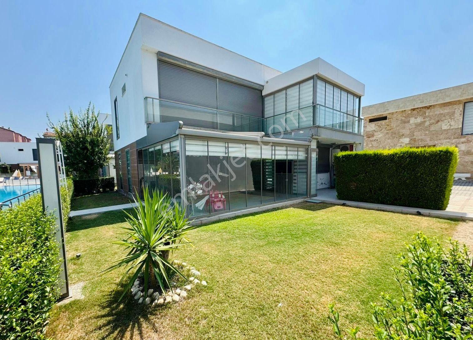 Kuşadası Karaova’da Havuzlu Sitede Tek Müstakil Bakımlı Villa