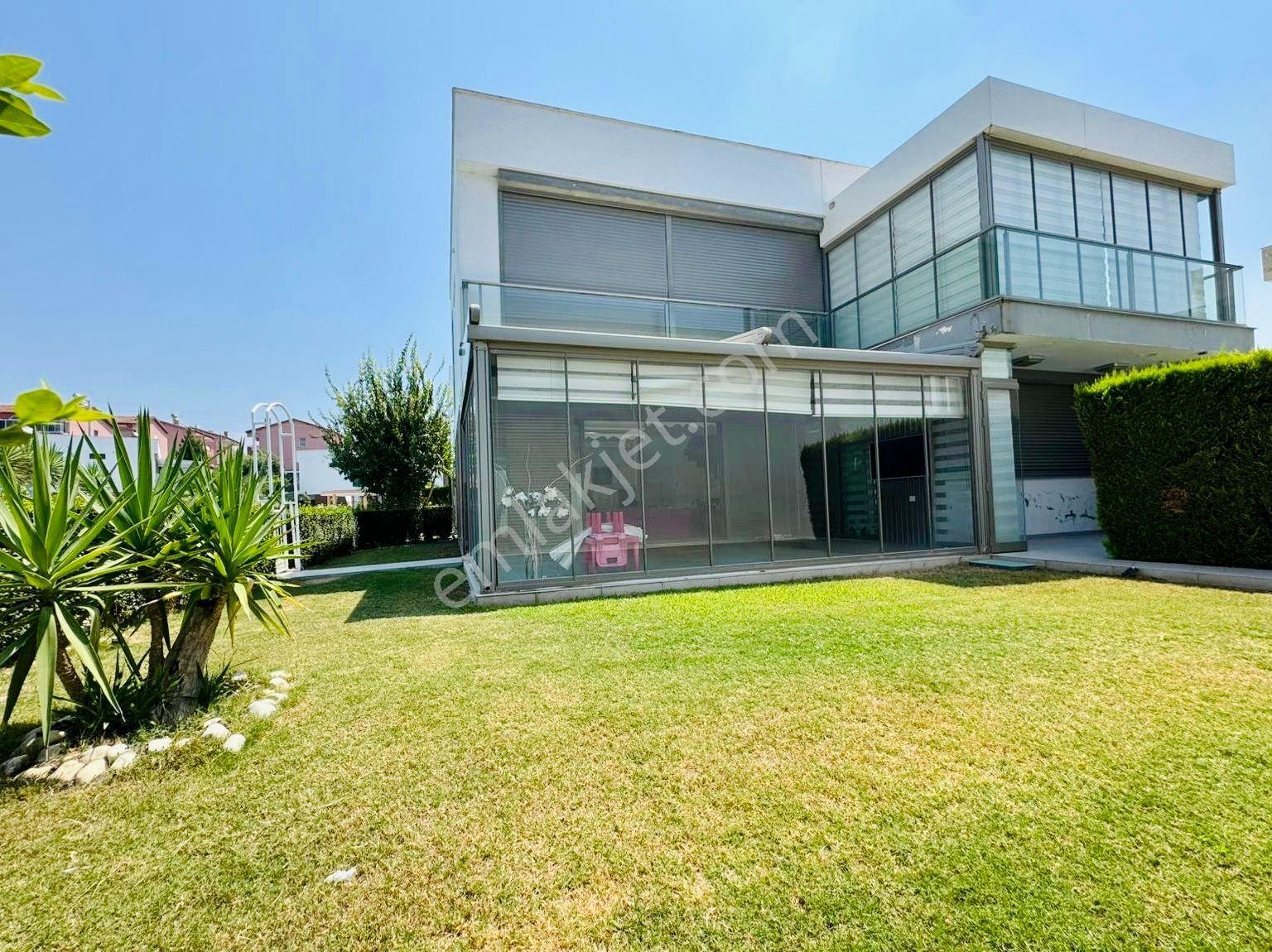 Kuşadası Karaova’da Havuzlu Sitede Tek Müstakil Bakımlı Villa - Görsel 8
