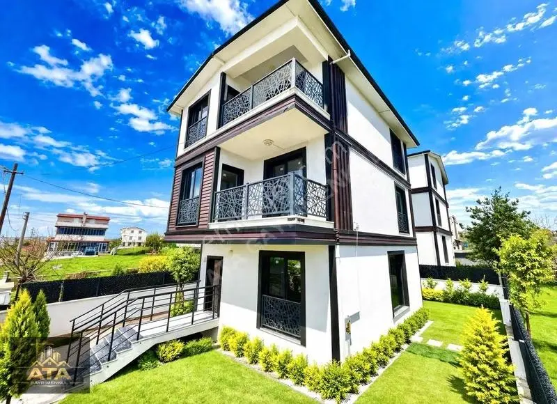 ^꧂tam Müstakil Merkezde 6+1 Bodrumlu 220m2 Arsa İçinde Villa..!