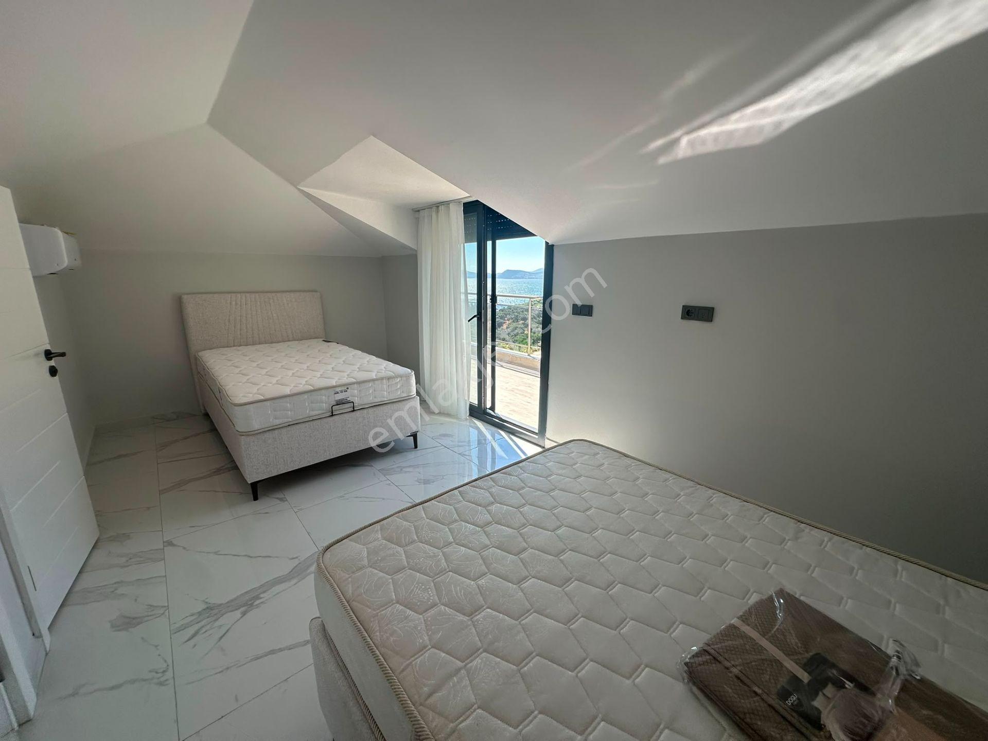Deniz Manzaralı Eşyalı Tripleks Özel Havuzlu Villa - Görsel 25