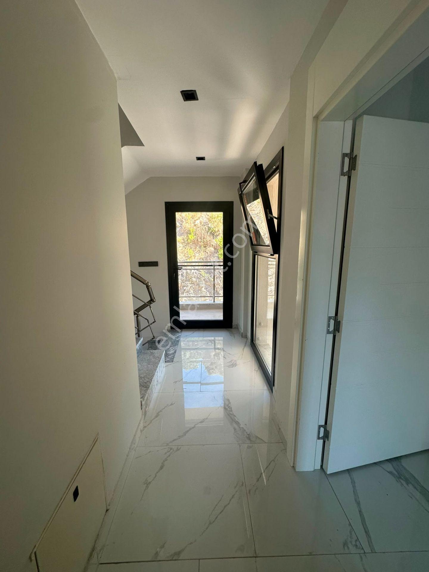Deniz Manzaralı Eşyalı Tripleks Özel Havuzlu Villa - Görsel 21