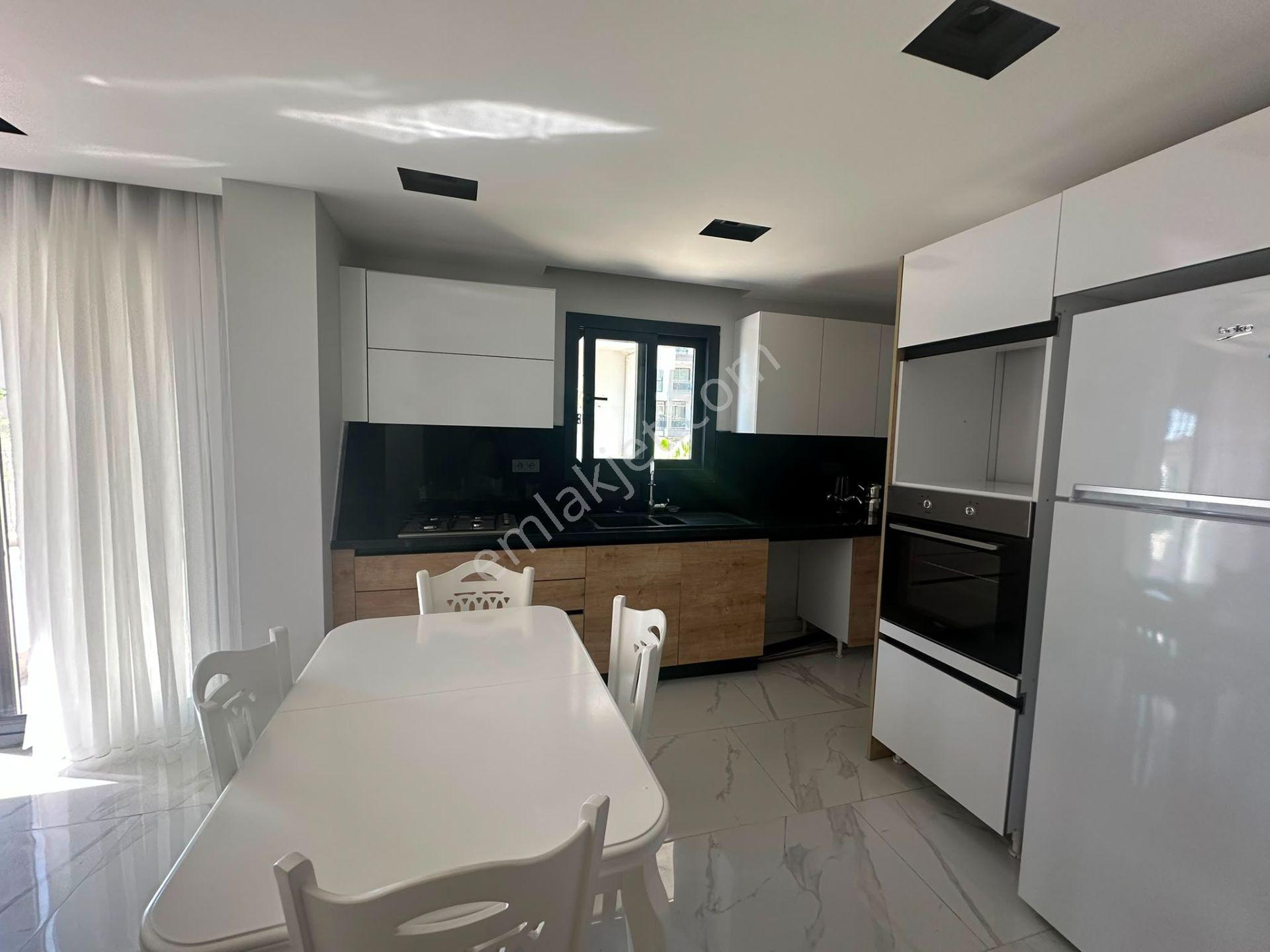 Deniz Manzaralı Eşyalı Tripleks Özel Havuzlu Villa - Görsel 3
