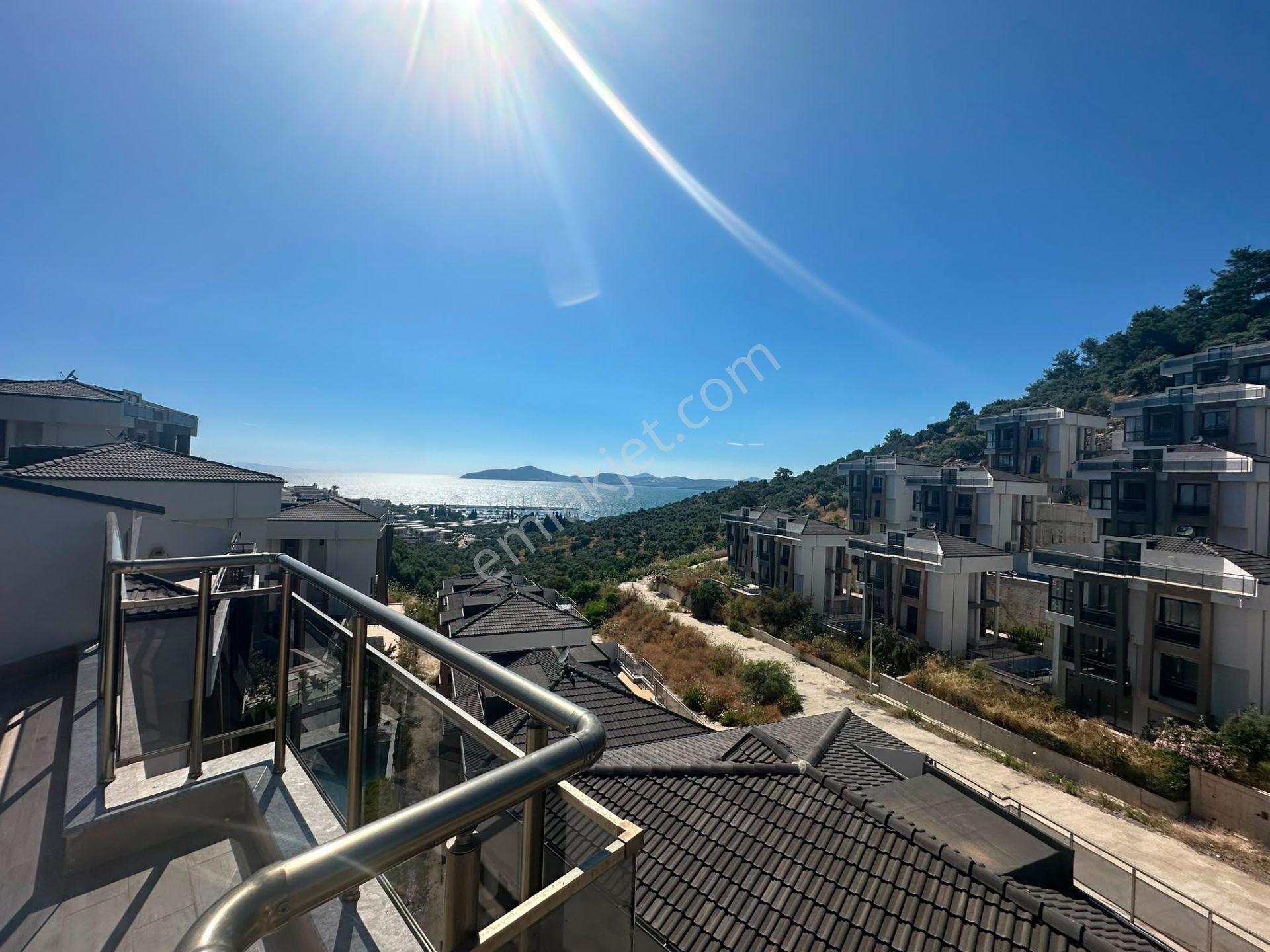 Deniz Manzaralı Eşyalı Tripleks Özel Havuzlu Villa