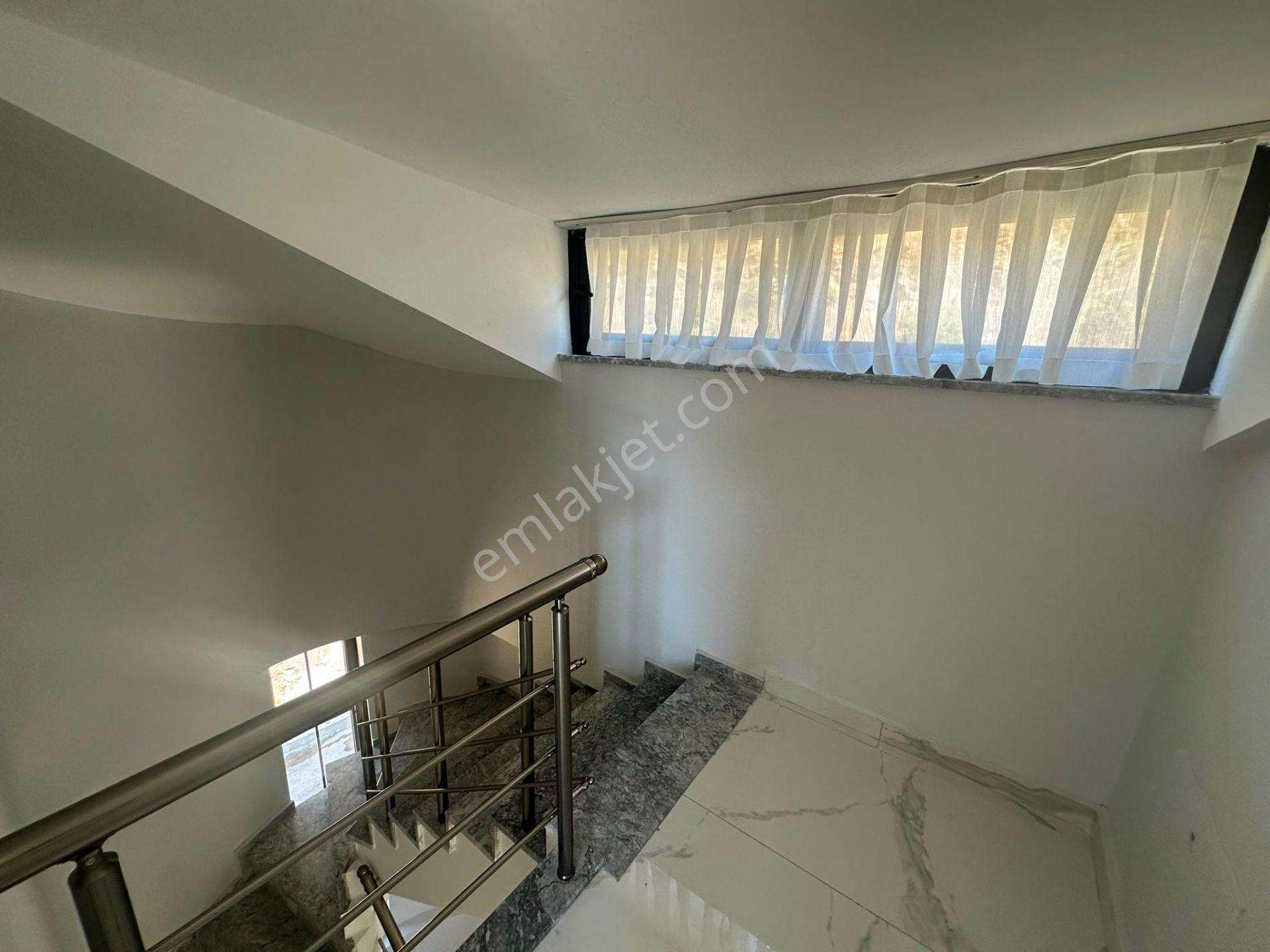 Deniz Manzaralı Eşyalı Tripleks Özel Havuzlu Villa - Görsel 13