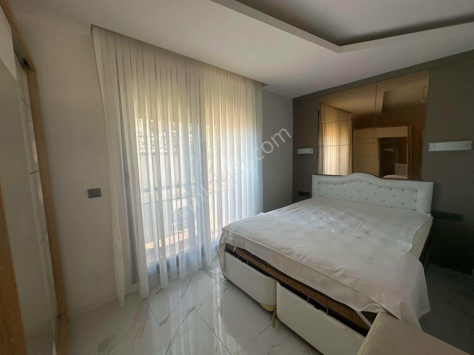 Deniz Manzaralı Eşyalı Tripleks Özel Havuzlu Villa - Görsel 11
