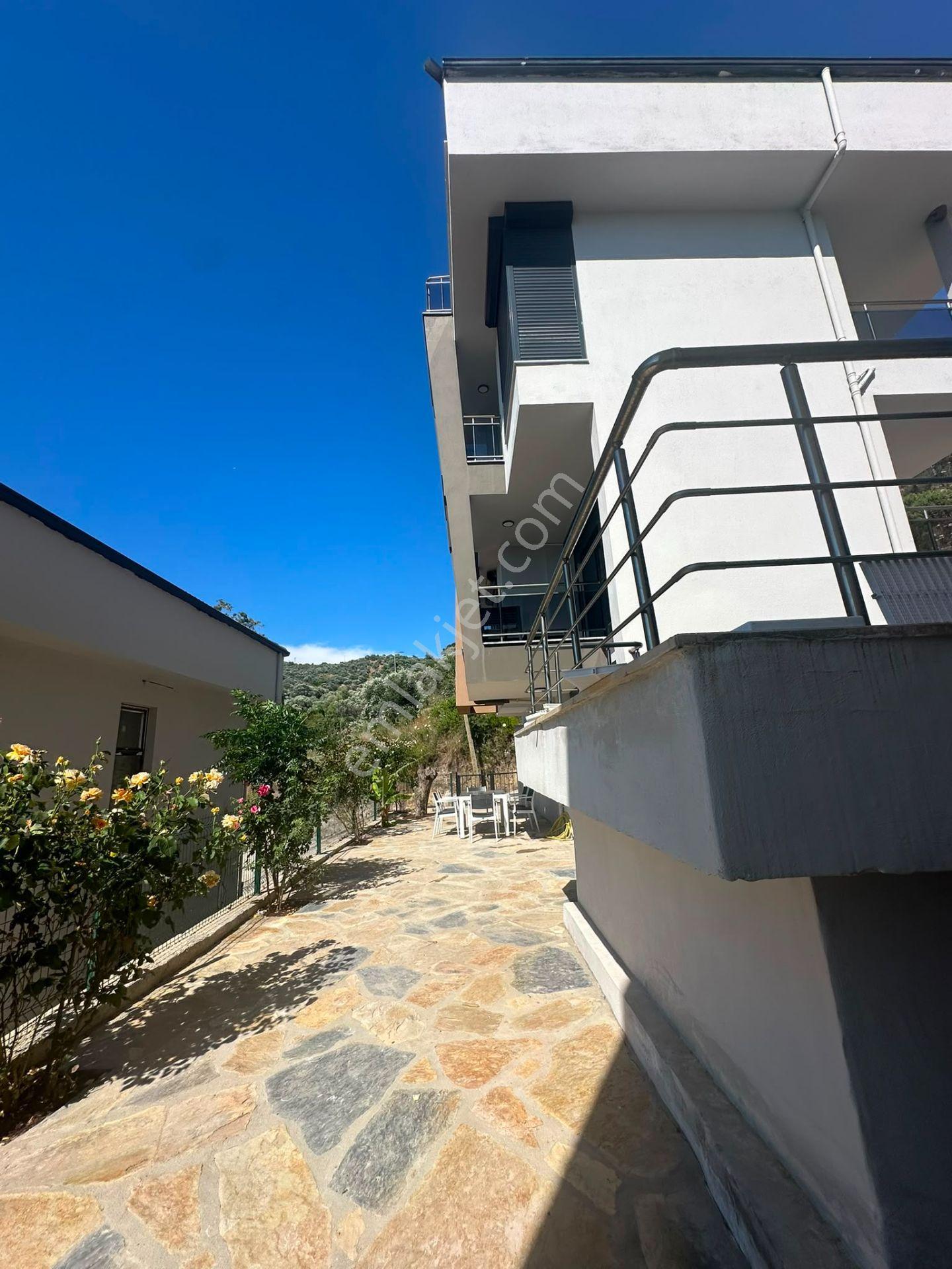 Deniz Manzaralı Eşyalı Tripleks Özel Havuzlu Villa - Görsel 24
