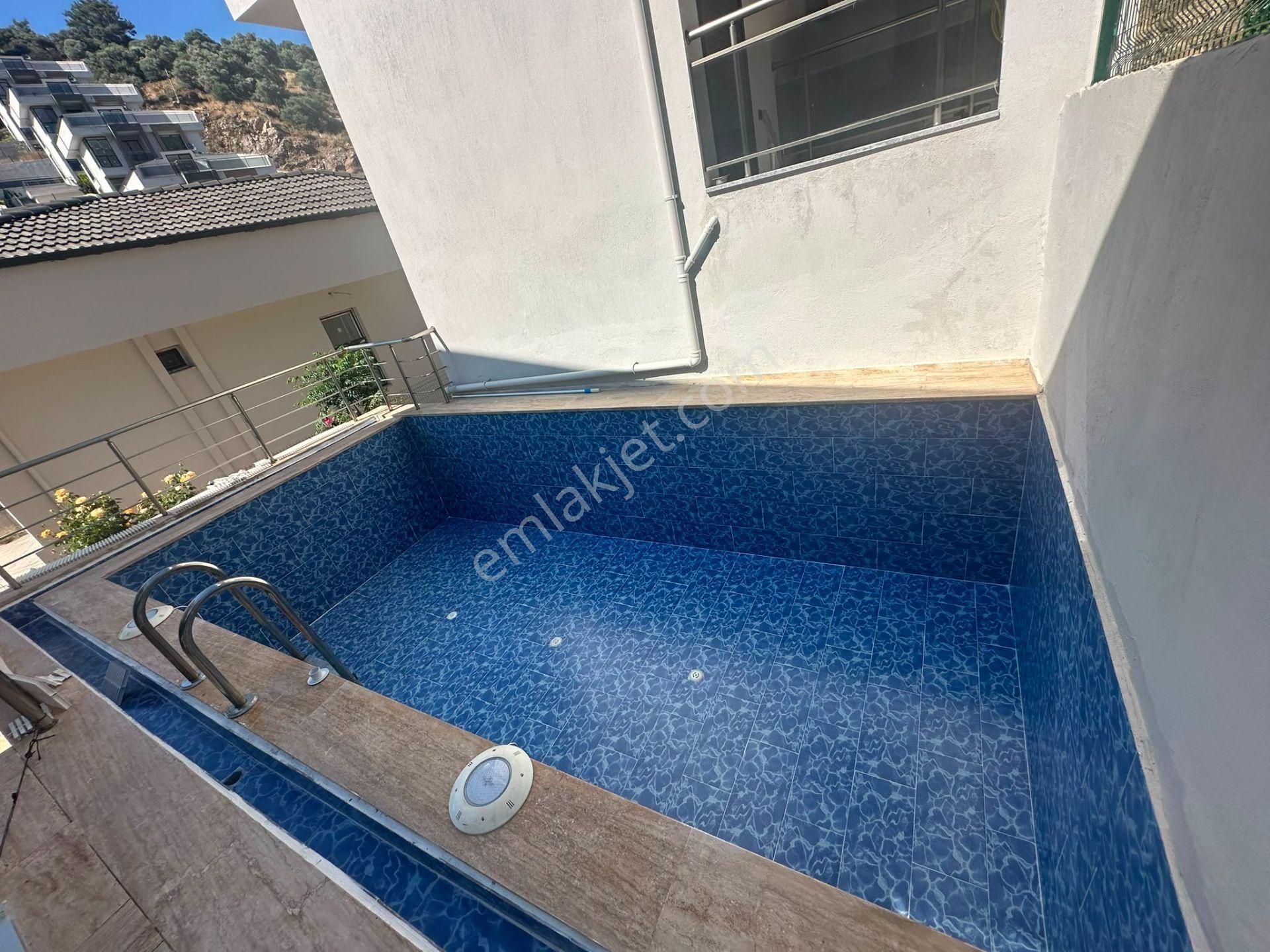 Deniz Manzaralı Eşyalı Tripleks Özel Havuzlu Villa - Görsel 22