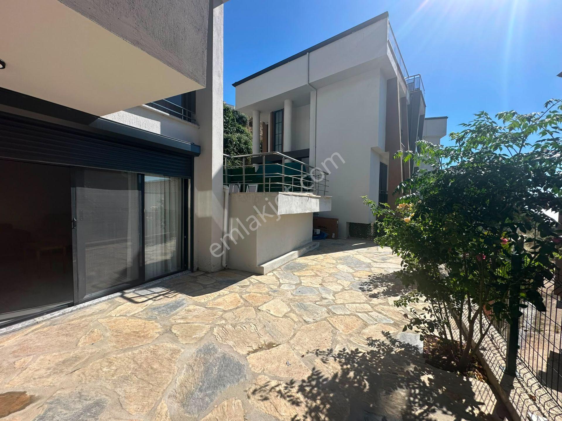 Deniz Manzaralı Eşyalı Tripleks Özel Havuzlu Villa - Görsel 9