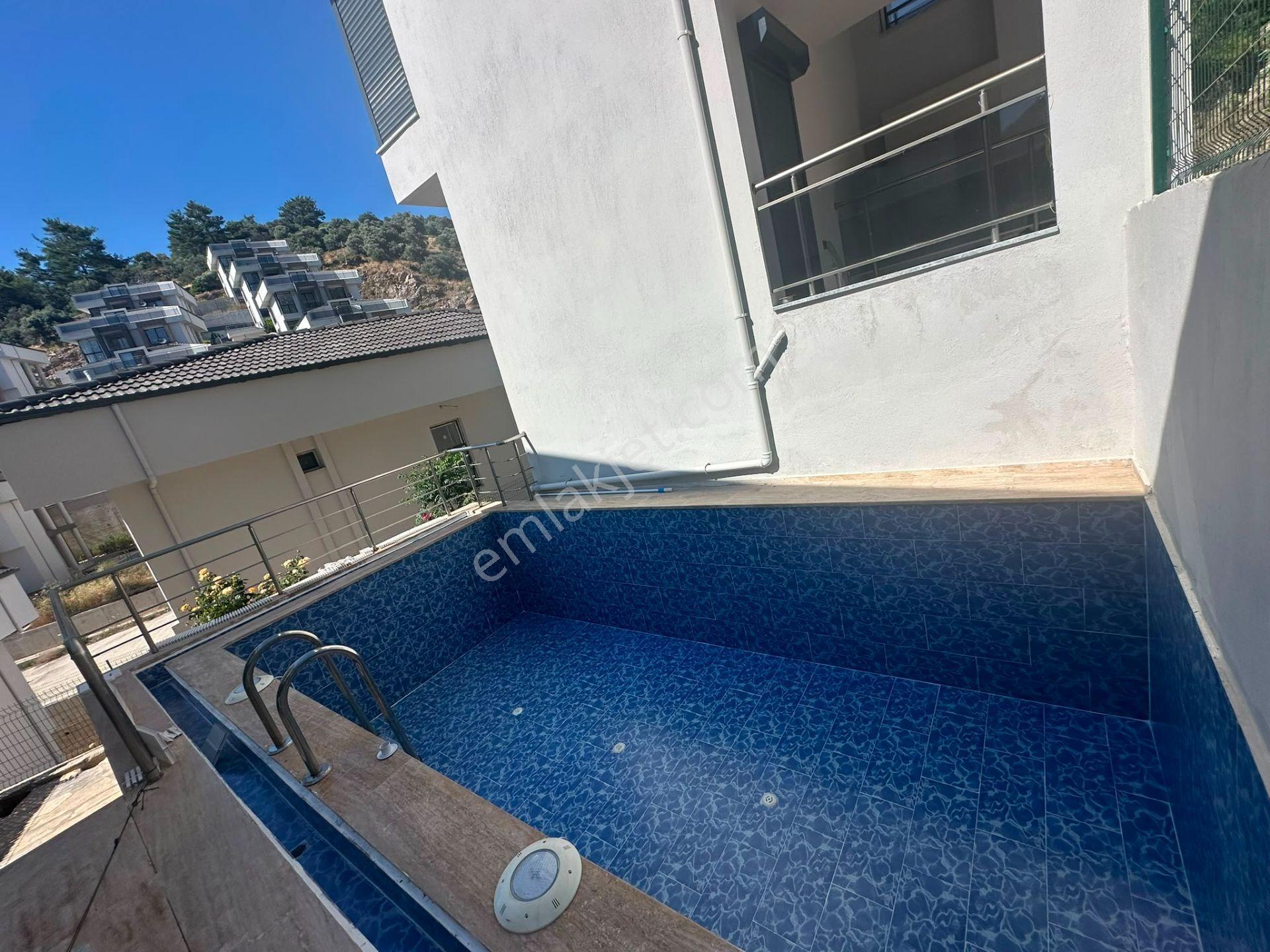 Deniz Manzaralı Eşyalı Tripleks Özel Havuzlu Villa - Görsel 23