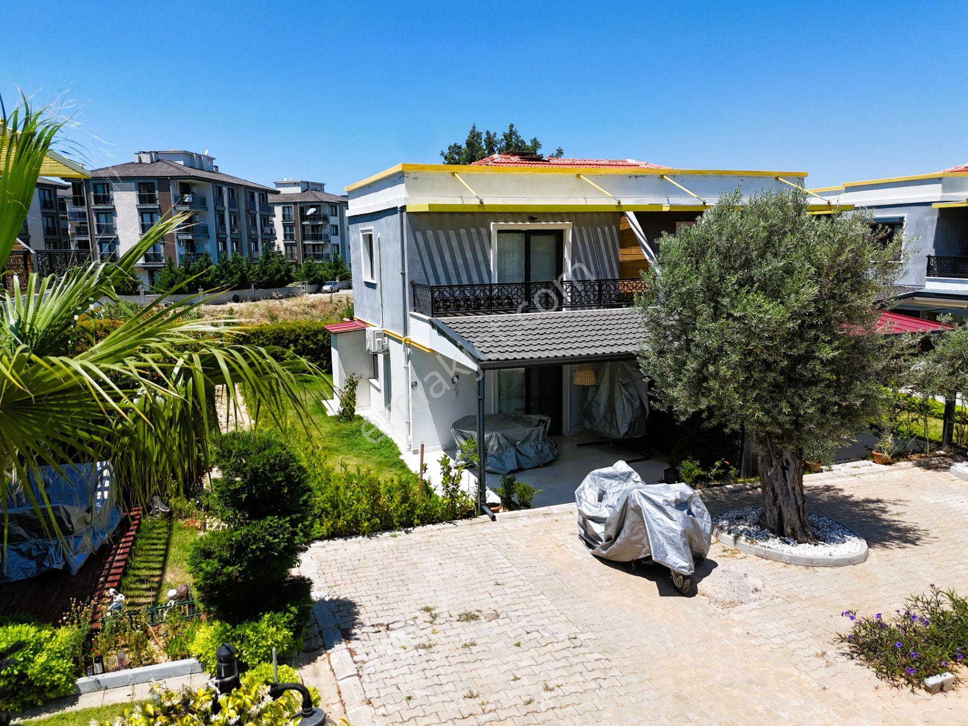 Havuzlu, Güvenlikli, Otoparklı Site Geniş Bahçeli Yeni 2+1 Villa