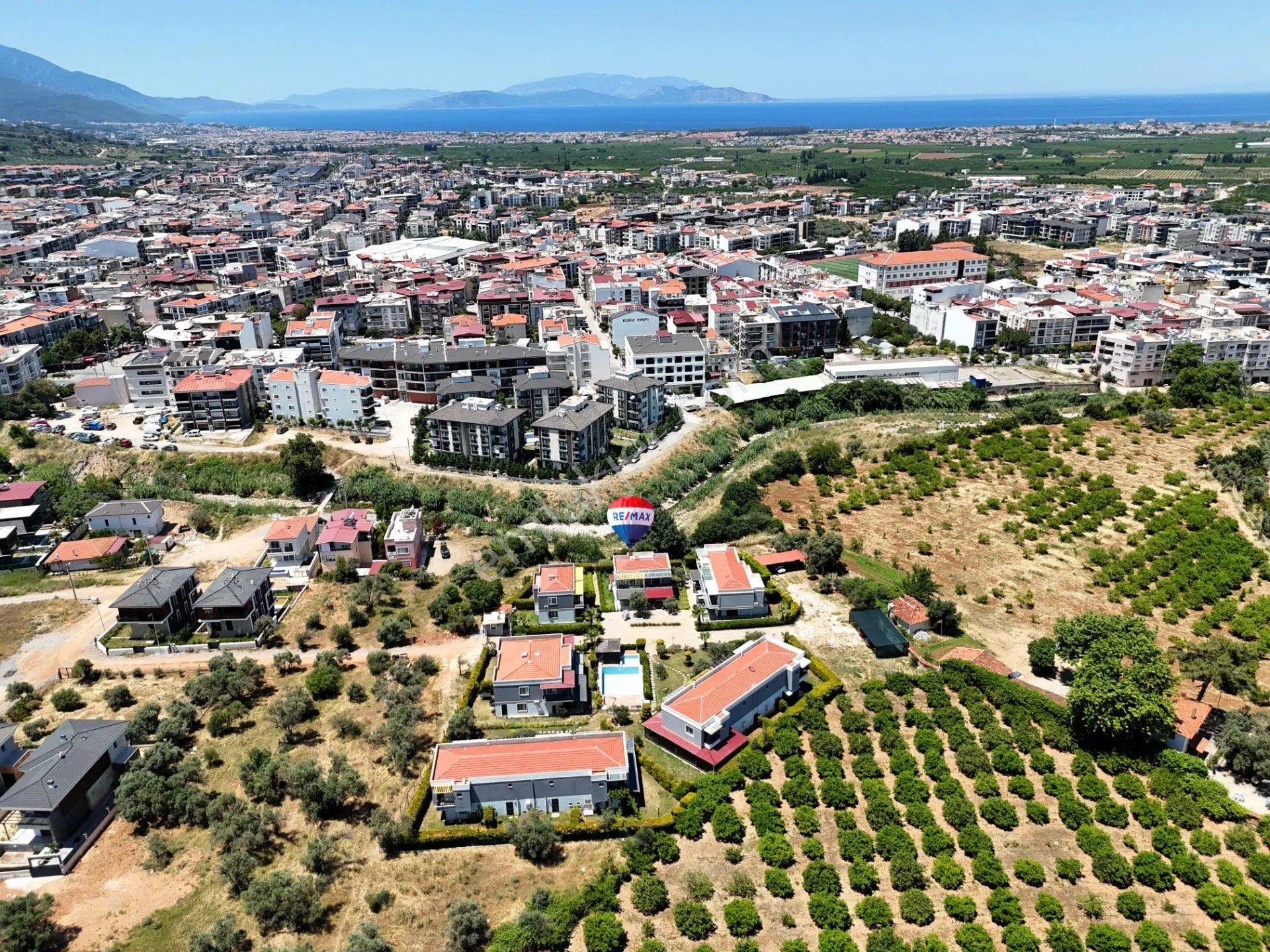 Havuzlu, Güvenlikli, Otoparklı Site Geniş Bahçeli Yeni 2+1 Villa - Görsel 3