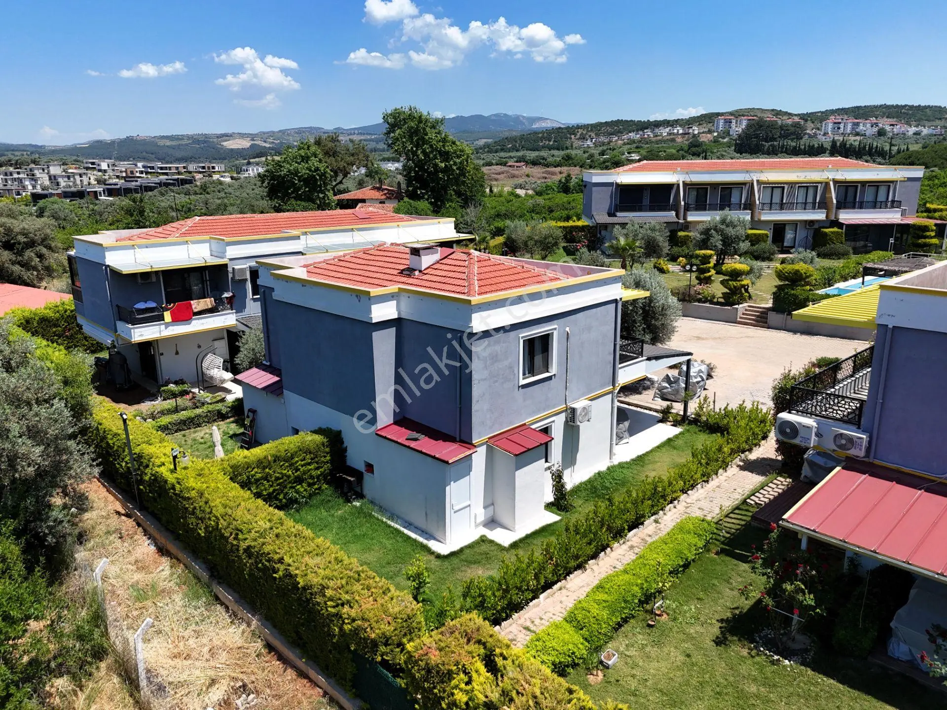 Havuzlu, Güvenlikli, Otoparklı Site Geniş Bahçeli Yeni 2+1 Villa - Görsel 2