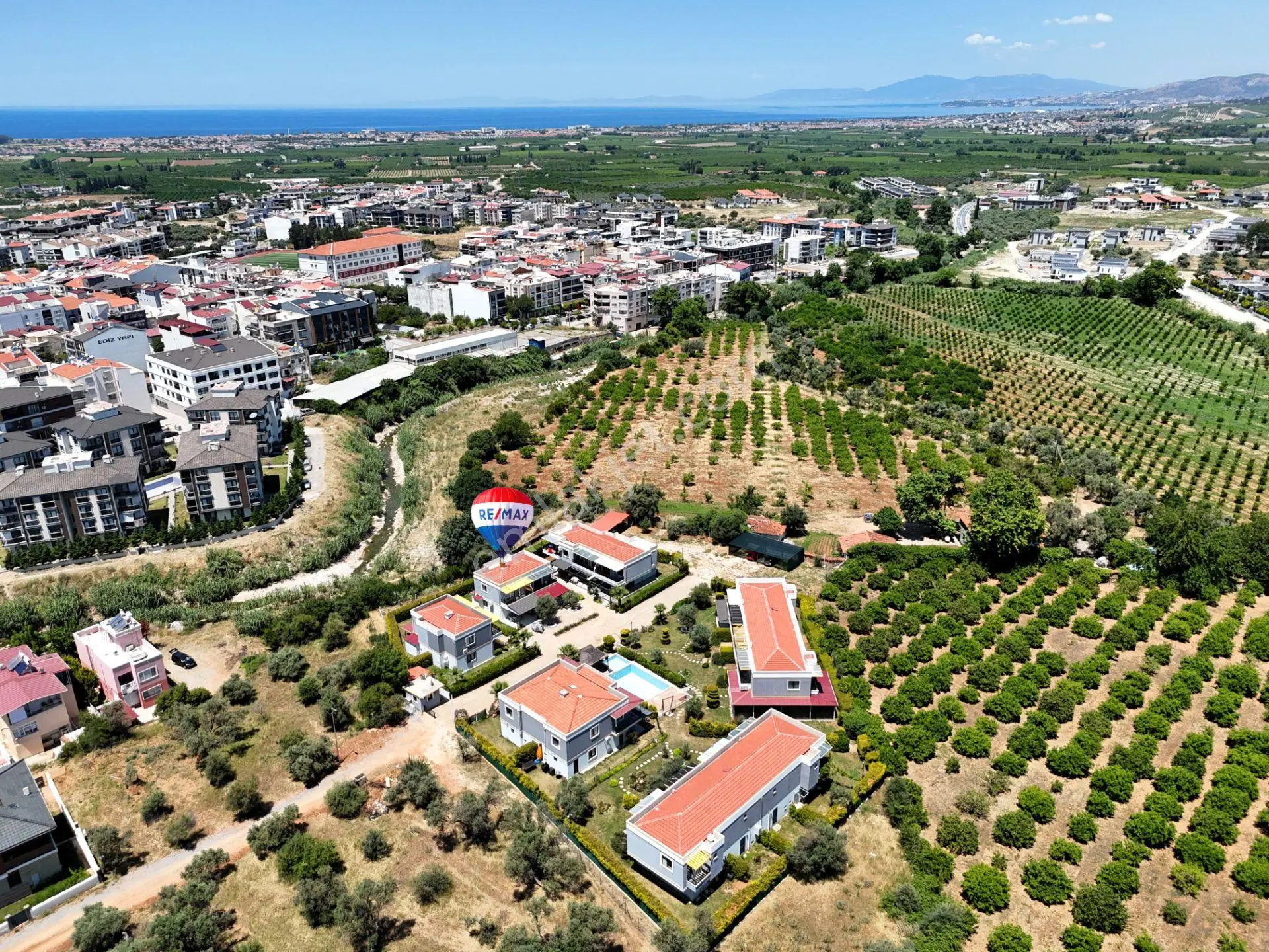 Havuzlu, Güvenlikli, Otoparklı Site Geniş Bahçeli Yeni 2+1 Villa - Görsel 4