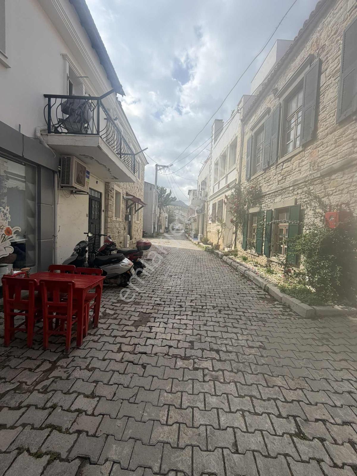 Yeni Foçanın En Çok Tercih Edilen Prestijli Sokağında - Görsel 6