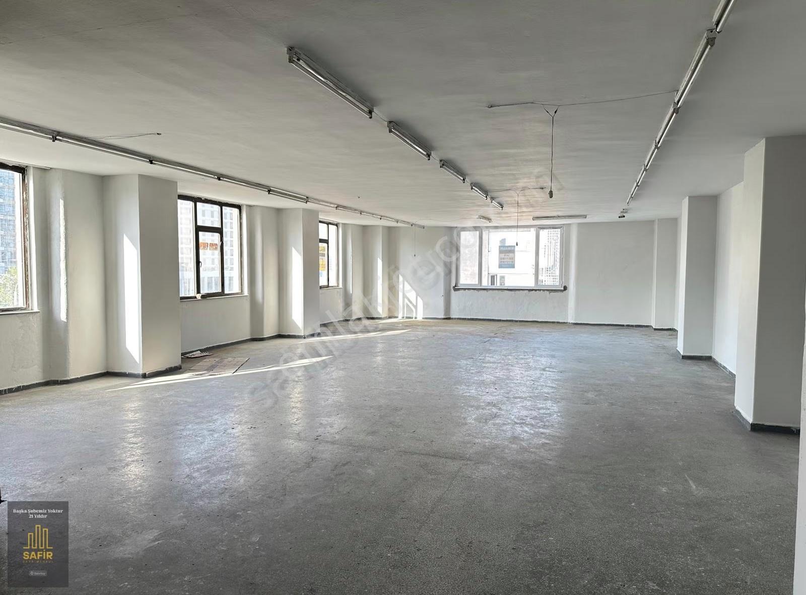 Safir Bakırköy'den Merter Tramvay Durağında Arakat 200 M2 İşyeri