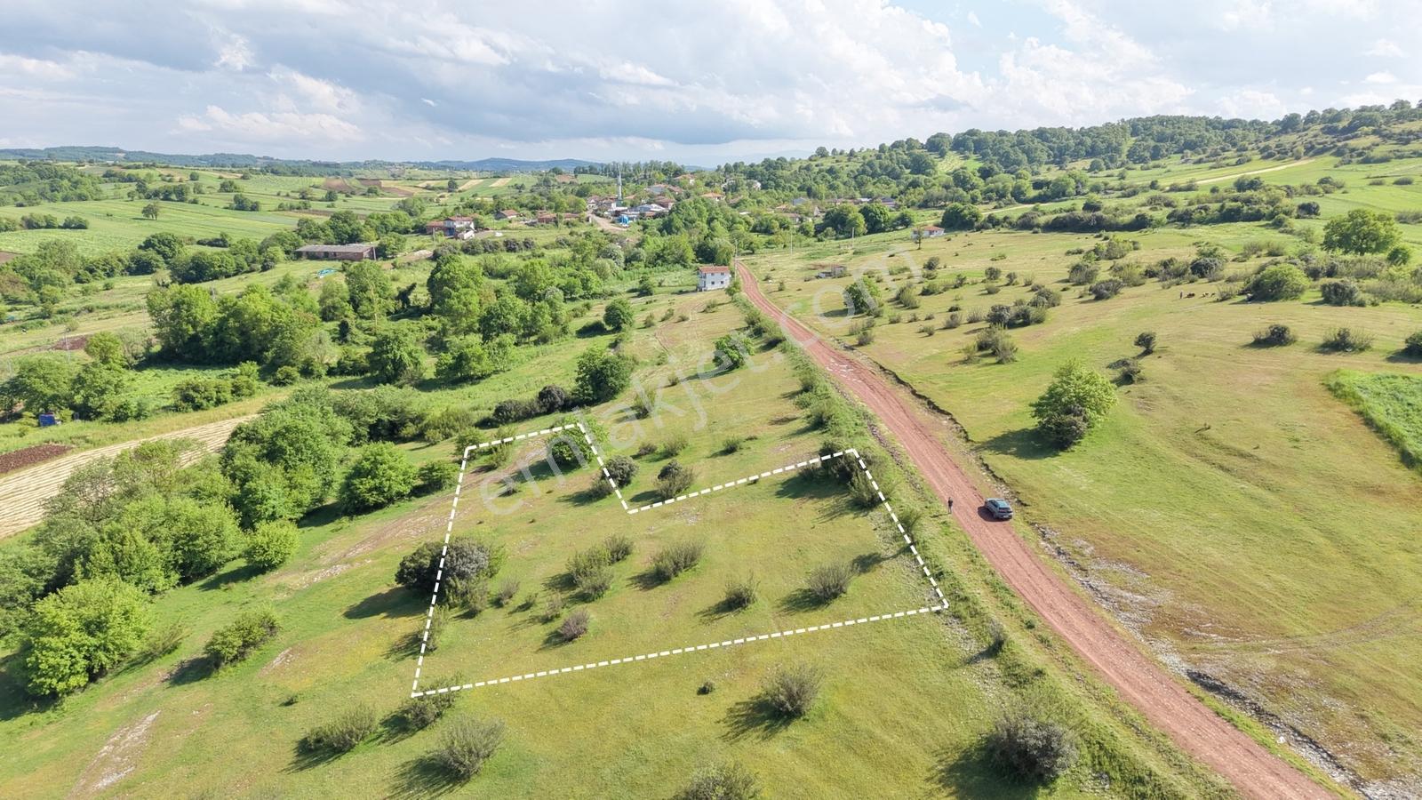 Köye Yürüme Mesafesinde 1.316 M² %5 İmarlı Arazi