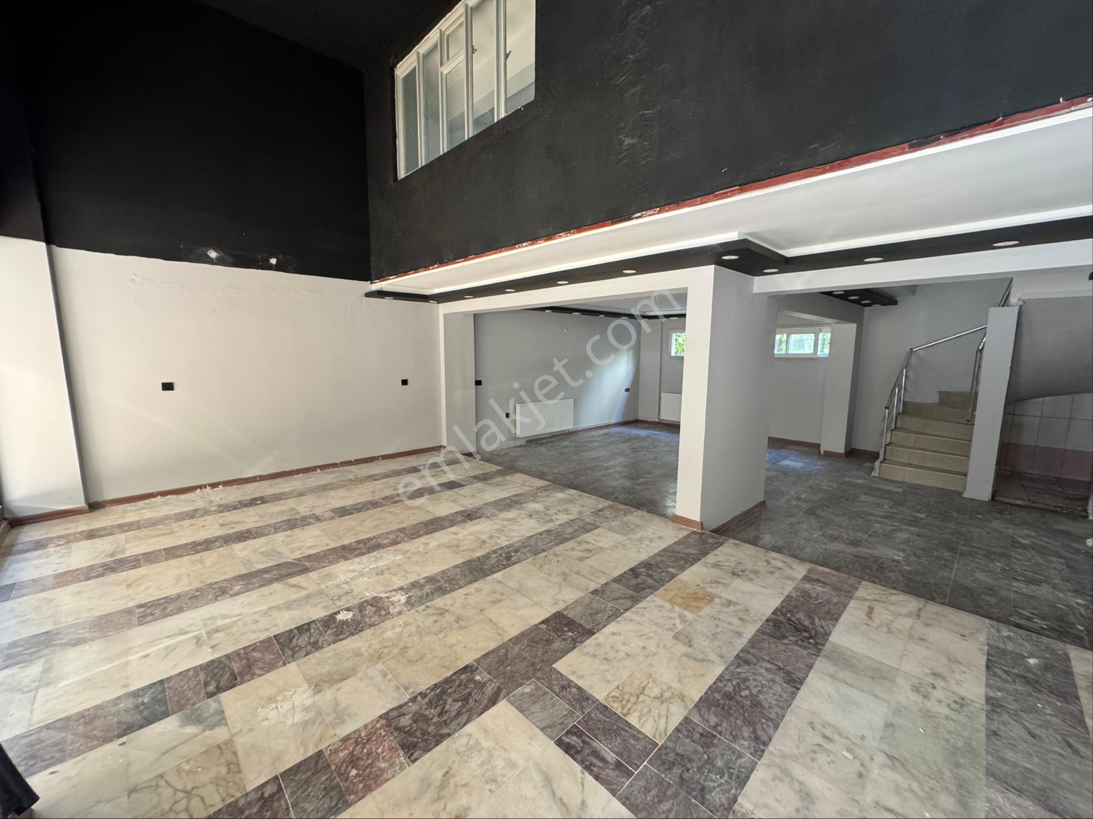 Yarhasanlar Mah Çarsımerkezde Batarkatlı Kiralık İşyeri