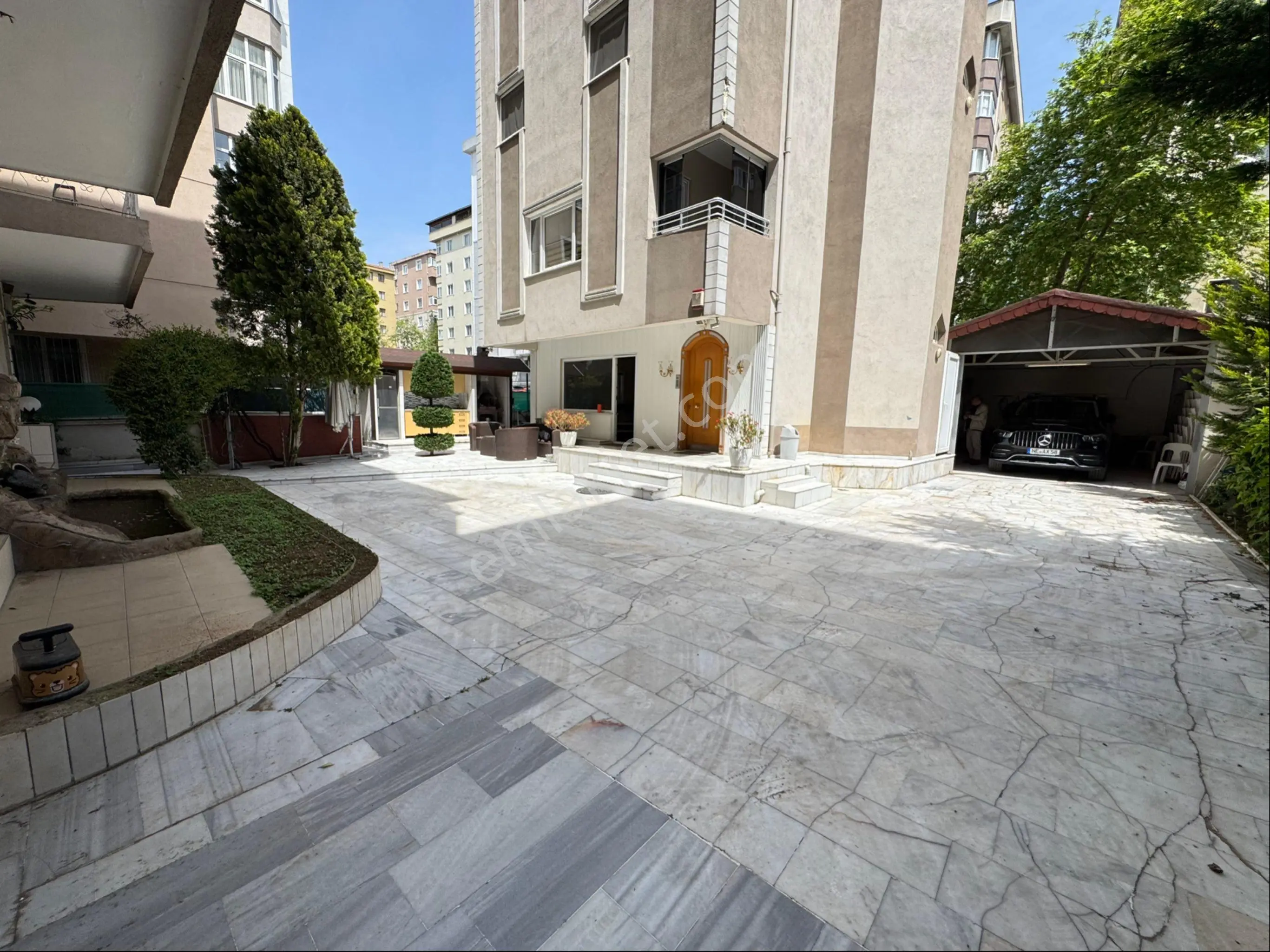 İçerenköyde Bahçeli Garajlı Otoparklı Asansörlü Satılık Bina - Görsel 2