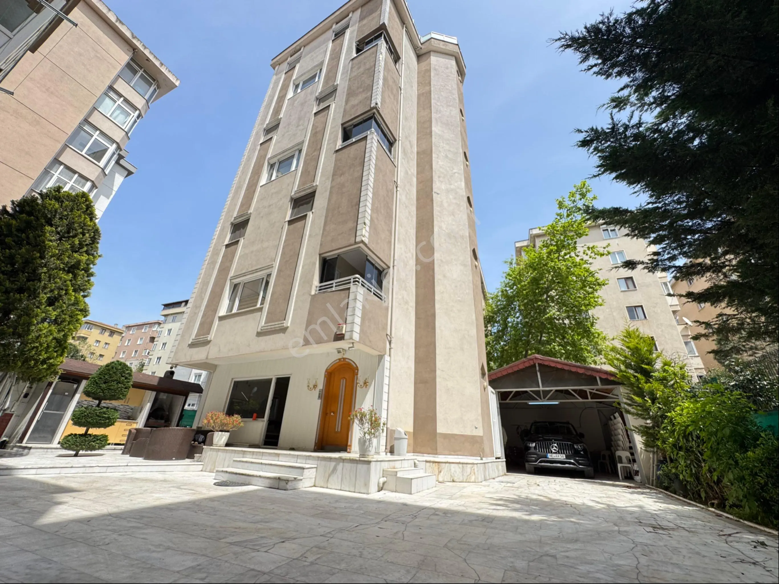 İçerenköyde Bahçeli Garajlı Otoparklı Asansörlü Satılık Bina