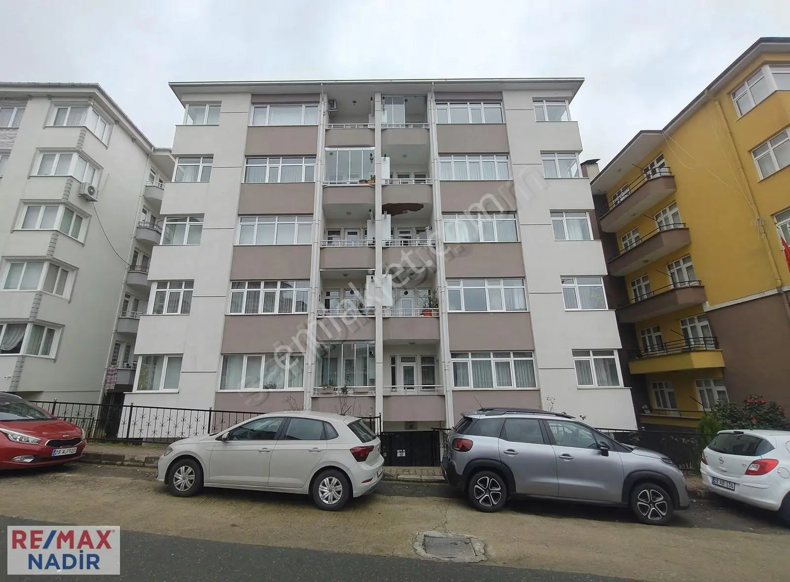 Remax Çıtlakkale'de Valilik Yanı 110 M2 2+1 Kiralık Daire