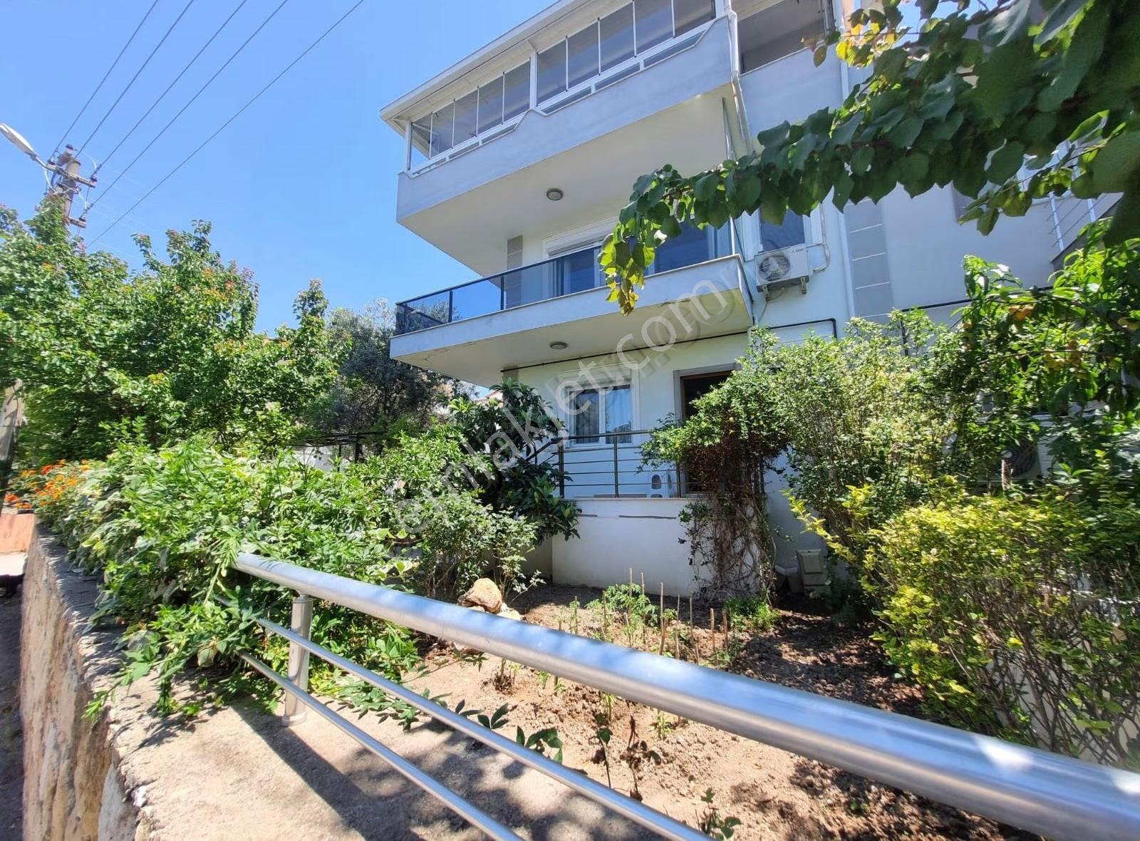 Yenifoça Marina Bölgesinde Deniz Manzaralı Kiralık Villa - Görsel 6
