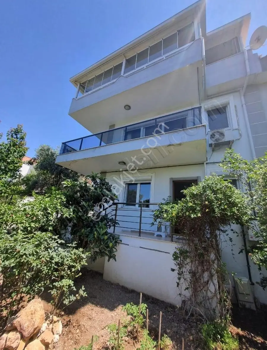 Yenifoça Marina Bölgesinde Deniz Manzaralı Kiralık Villa