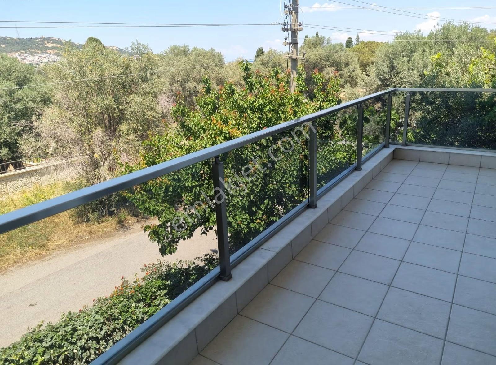 Yenifoça Marina Bölgesinde Deniz Manzaralı Kiralık Villa - Görsel 21