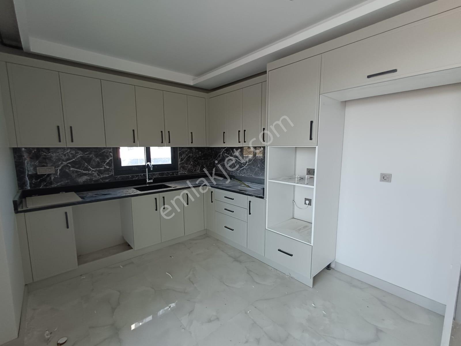 Kabasakal Mah. Sosyal Donatılı+güvenlikli 3+1 K.mutfak+kombili+çift Banyo+giyinme Odalı Kiralık