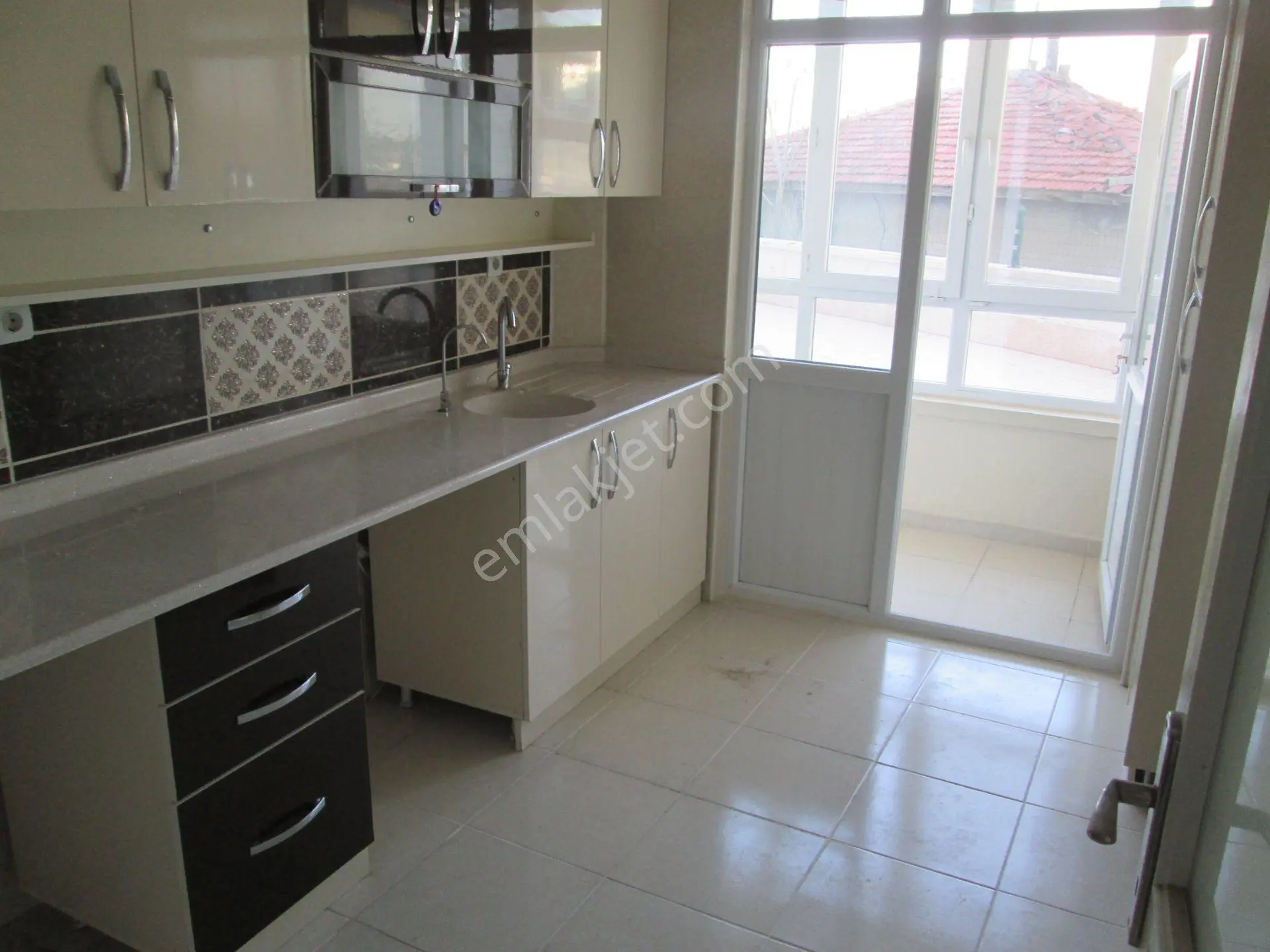Krc'den Merkezi Konumda Full Yapılı Satılık Giriş Kat 3+1 Daire