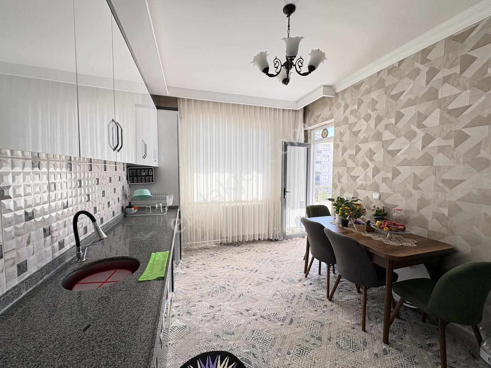Fırsat! Emirgazi Mah.de Cadde Cepheli Ara Kat 220 M² 4+1 Daire! - Görsel 3
