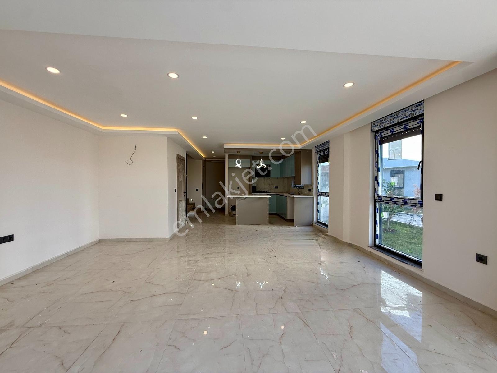 Altınkale'de Kiralık Site İçerisinde 5+1 Asansörlü Sıfır Villa
