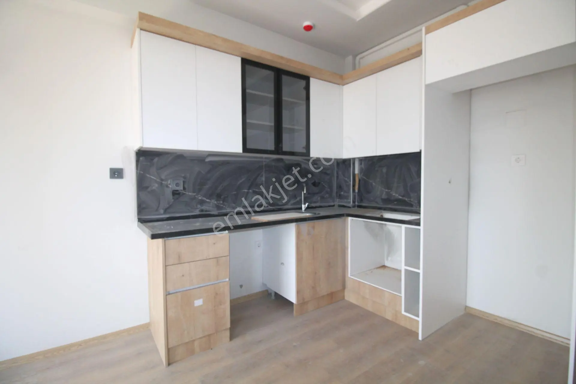 Retro’dan Akdeniz Mah’de Marka Projede Sıfır Kiralık 2+1 - Görsel 3