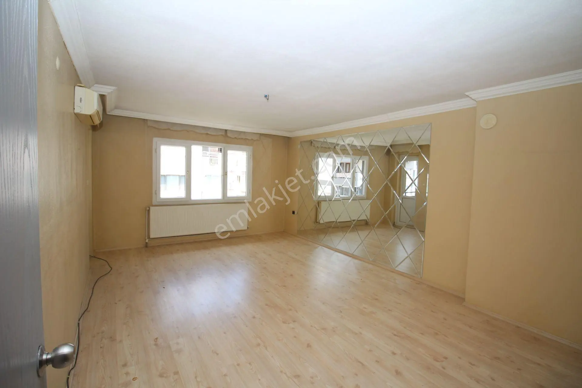 Doğalgazlı Otoparklı Tadilatlı Bakımlı Geniş Ferah 3+1 Daire