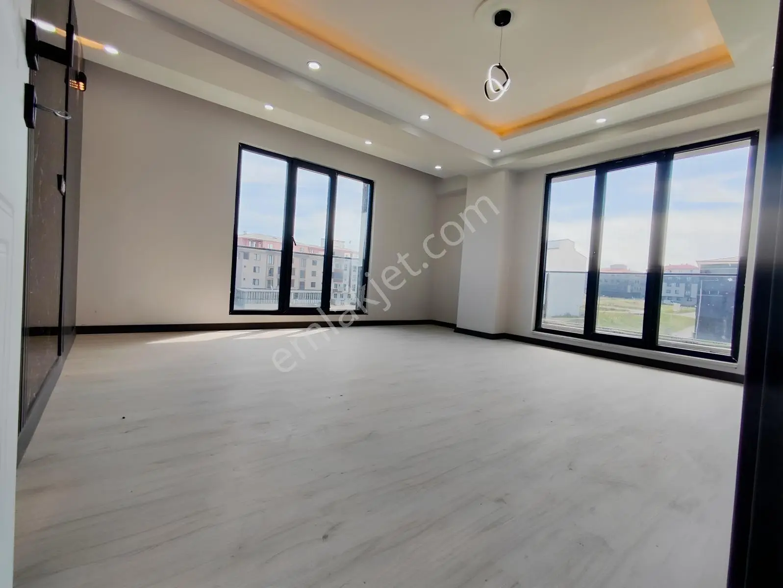 Kazanç Emlak'tan Mevlana Mah. Okullar Mevkiinde Kiralık Lüks 2+1