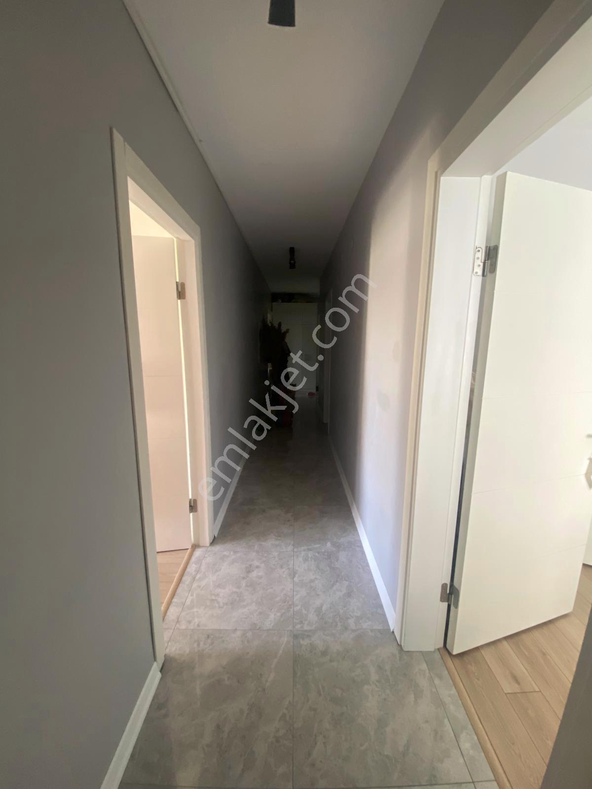 Gardenya'da Komple Tadilatlı İçi Sıfır 3+1 Ara Kat Satılık Daire - Görsel 12
