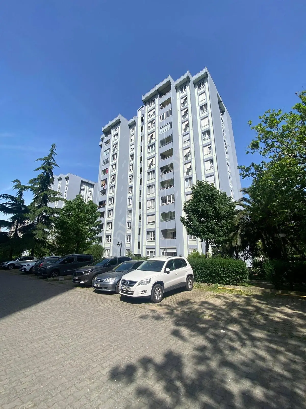 Gardenya'da Komple Tadilatlı İçi Sıfır 3+1 Ara Kat Satılık Daire