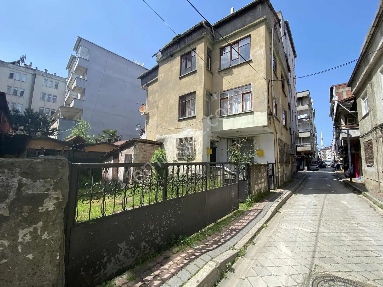 Lerox Uçar'dan Meydanın Kalbinde Satılık Bina Ve 290m2 Arsa!
