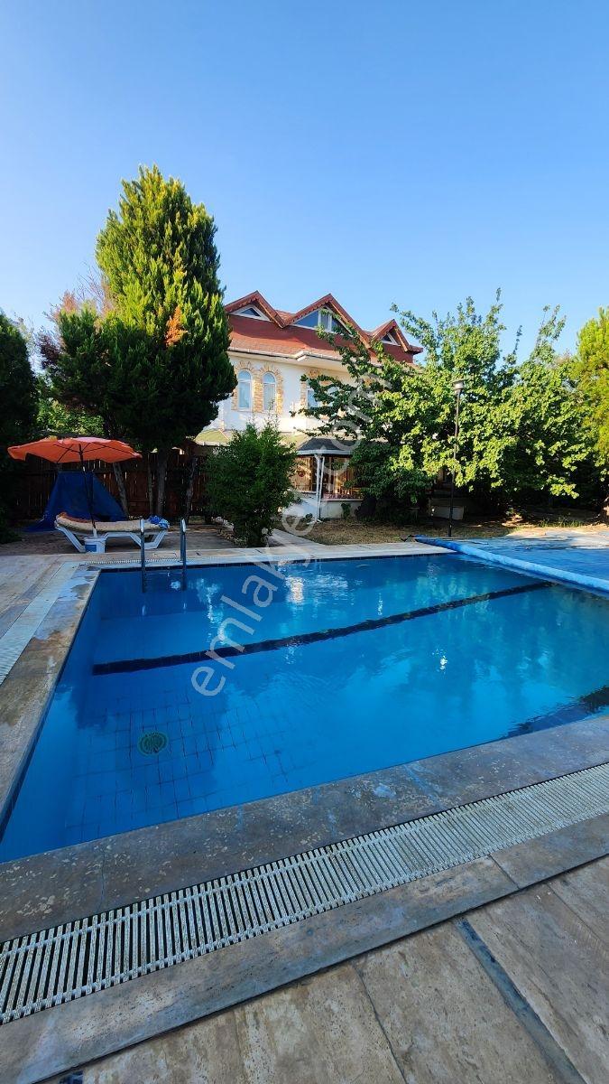 1796 Metre Kare Arazi İçinde Yüzme Havuzlu Bahçeli Villa