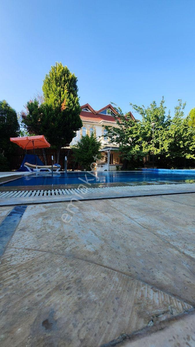 1796 Metre Kare Arazi İçinde Yüzme Havuzlu Bahçeli Villa - Görsel 17
