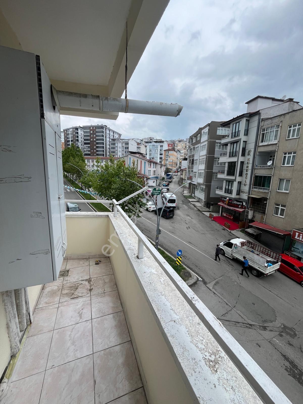 Çamlıcadan Şehir Merkezinde Cadde Üzerinde - Görsel 13
