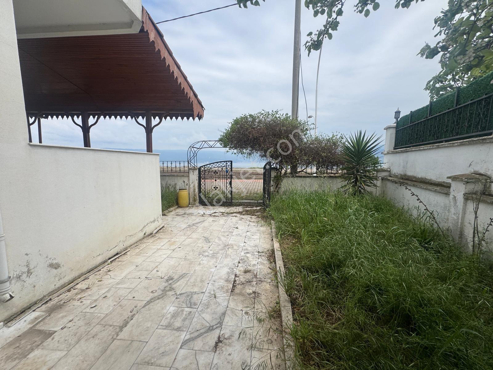 Gemsaz'da Sahile Sıfır Satılık Tripleks Villa - Görsel 11