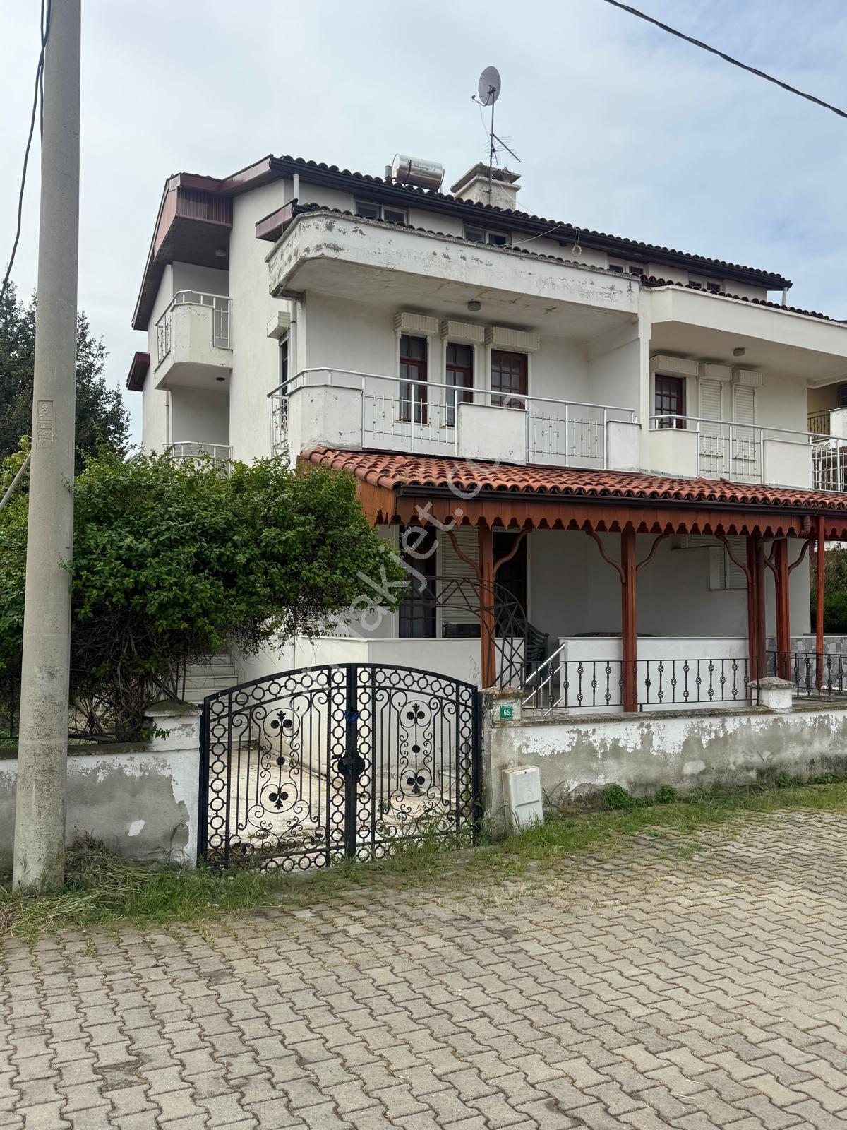 Gemsaz'da Sahile Sıfır Satılık Tripleks Villa