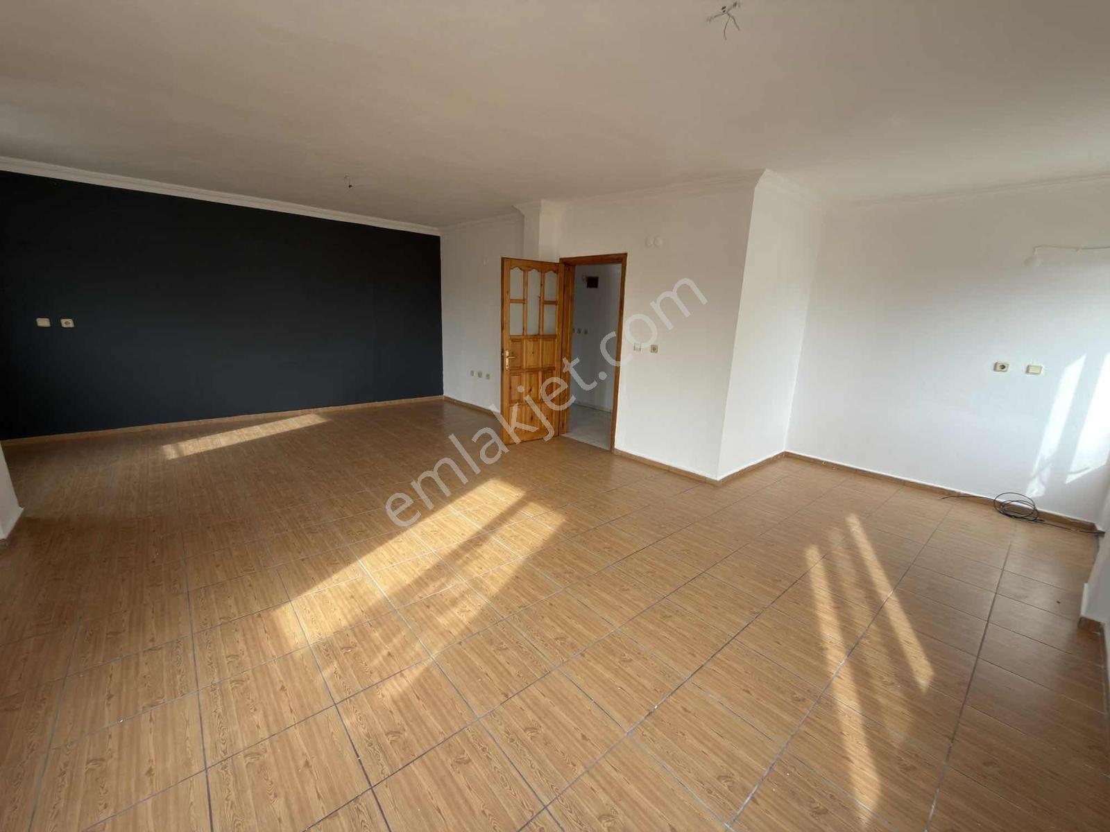 En Üst Kat | 3 Cepheli | Geniş Teraslı 2+1 Ferah Daire - Görsel 8