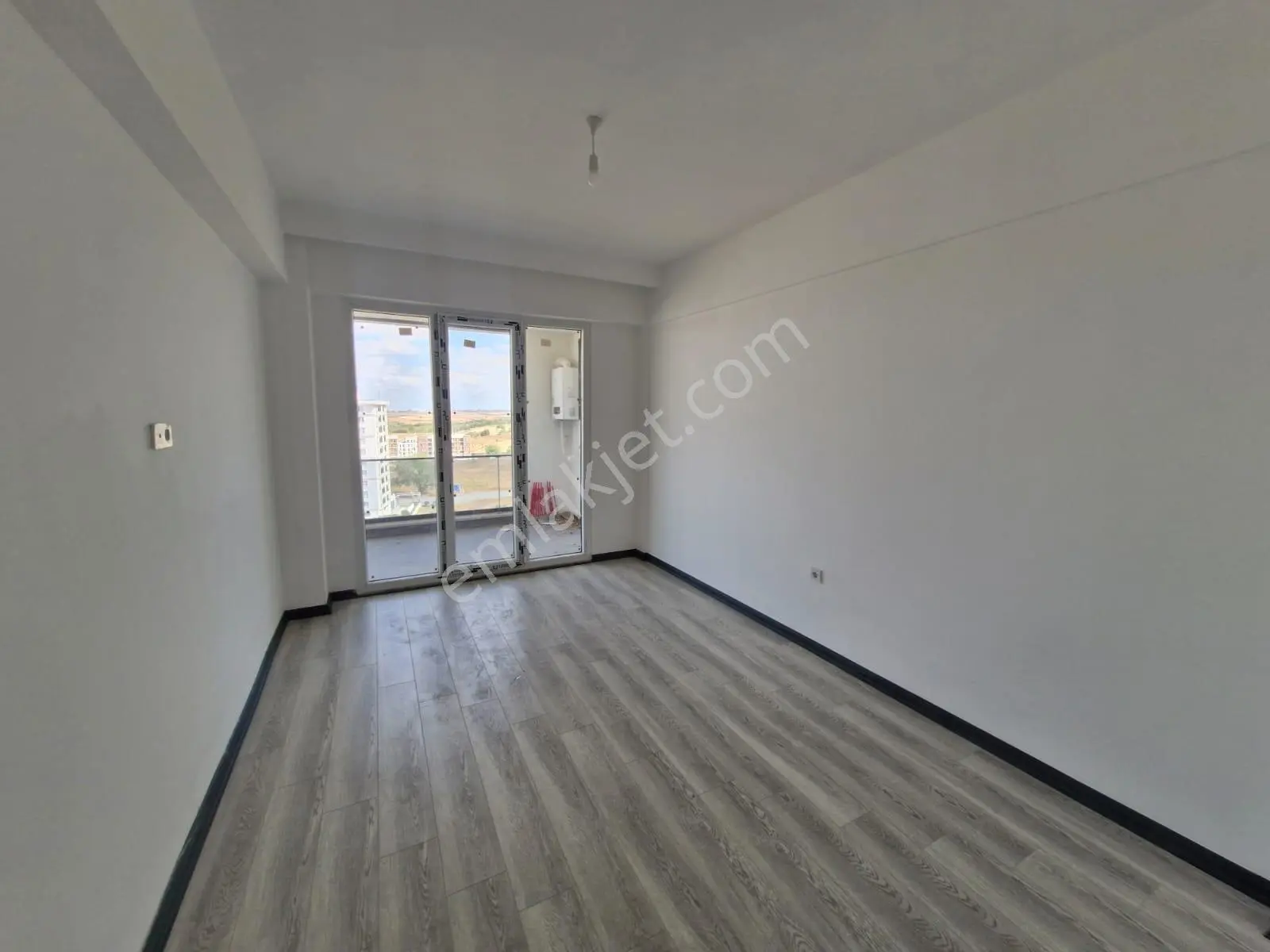 Emlaklar İzsiz Towersda Havuzlu Sitede 3+1 Satılık Daire - Görsel 4